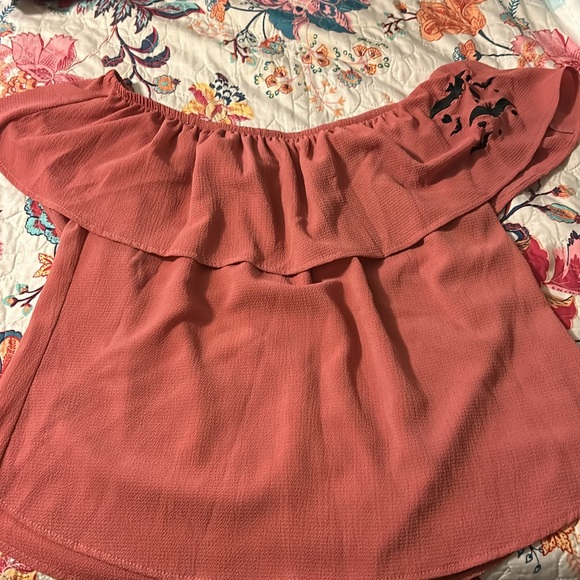 A Classic Paradise off the shoulder bats top - Picture 2 of 4